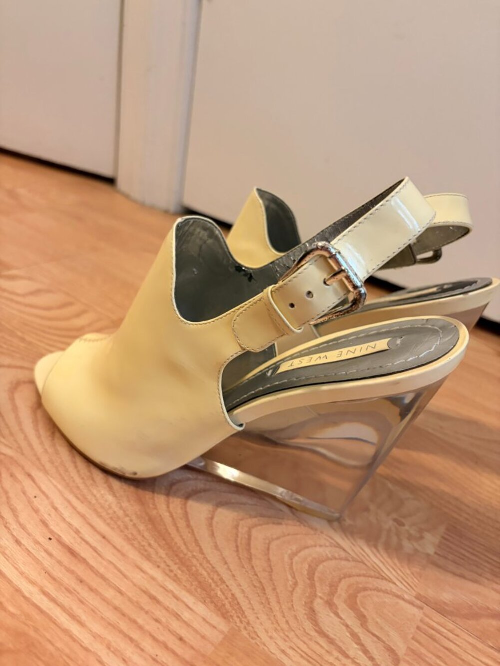 ✨ Nine West Patent Lucite Clear Wedge Sandals ✨ - Picture 2 of 5